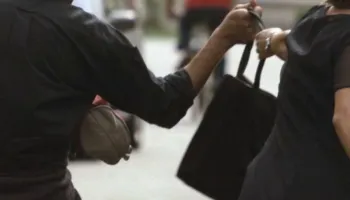 ​I fiksuar pas çantave të femrave, brenda 1 muaji kreu 5 vjedhje. Gjykata mbyll në burg 27-vjeçarin