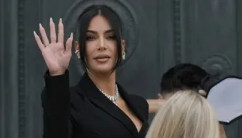 I grabitën unazën 4 mln dollarëshe në Paris një dekadë më parë, Kim Kardashian dëmshpërblehet vetëm me 1 euro!