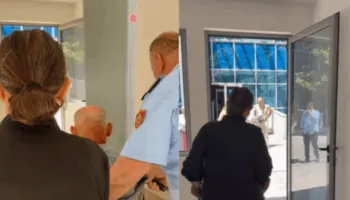 I moshuari me karrocë mezi hyn në GJKKO, gazetarja: Rampë s’ka, por rregullore për të kufizuar median po (VIDEO)