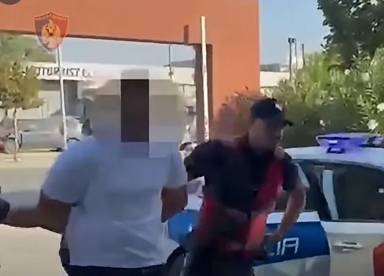 I prangosur, pamjet kur Joz Marku dërgohet në komisariat/ Policia: Rëndojnë 5 akuza