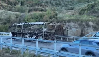 I shkrumbuar krejtësisht/ Pamje e autobusit me turistë që u përfshi nga flakët afër tunelit të Kërrabës