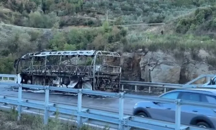 I shkrumbuar krejtësisht/ Pamje e autobusit me turistë që u përfshi nga flakët afër tunelit të Kërrabës