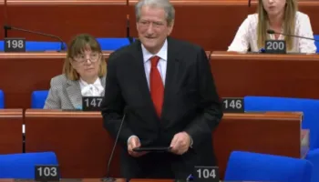 “I vetmi narkoshtet…”- Berisha nxin përsëri Shqipërinë në Strasburg: Diasporës i detyrohemi pothuajse mbijetesën! Qëndrim ndërkombëtar për të shpëtuar kombin
