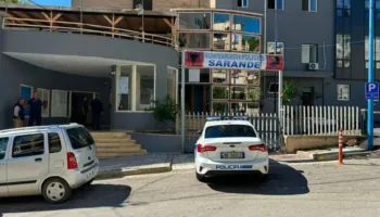 Incident në paraburgimin e Komisariatit të Sarandës, i arrestuari sulmon efektivët! Kishte 2 precedentë penalë, i gjendet edhe pistoletë me mulli