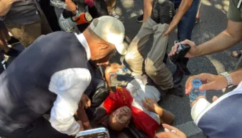 Incident në protestë, i moshuari humb ndjenjat