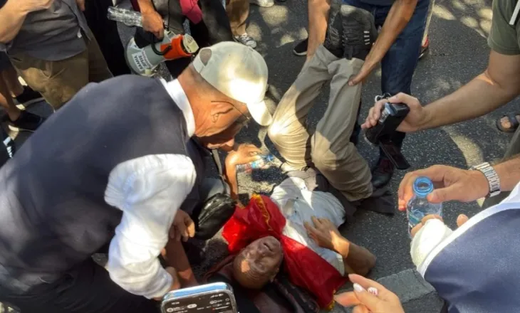 Incident në protestë, i moshuari humb ndjenjat
