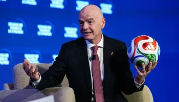 Infantino sfidon rivalët dhe skandalet, njofton se do të kandidojë përsëri për president të FIFA në vitin 2027