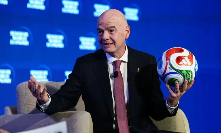 Infantino sfidon rivalët dhe skandalet, njofton se do të kandidojë përsëri për president të FIFA në vitin 2027