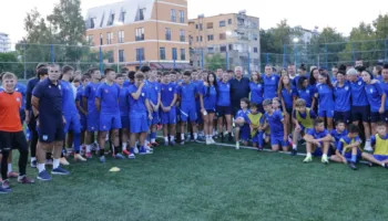 Investimet e FSHF në infrastrukturë/ Inaugurohet fusha e re sportive në Durrës, Presidenti Duka: Ta mbushni me energji, buzëqeshje & ëndrra
