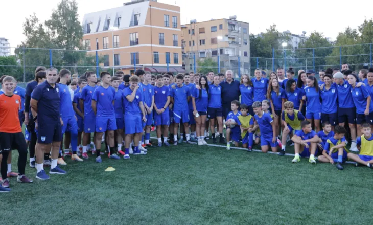 Investimet e FSHF në infrastrukturë/ Inaugurohet fusha e re sportive në Durrës, Presidenti Duka: Ta mbushni me energji, buzëqeshje & ëndrra