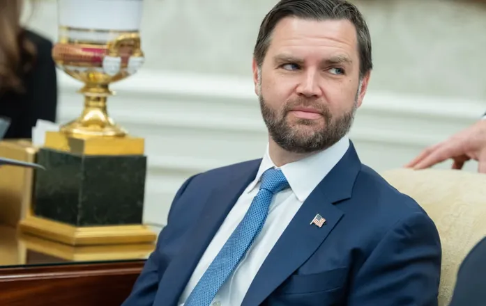 “Irani po qëllon anijet në Hormuz”, Vance: Ja pse rritet çmimi i naftës!