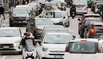 Italia lehtëson barrën tatimore dhe heq taksën e automjeteve për makinat e vogla e të mesme