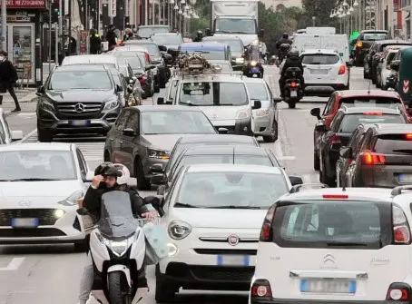 Italia lehtëson barrën tatimore dhe heq taksën e automjeteve për makinat e vogla e të mesme