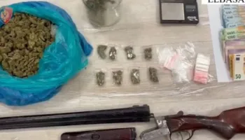 Iu kapën 1.1 kg kanabis gati për shitje, armë dhe para, në kërkim 40-vjeçari në Elbasan