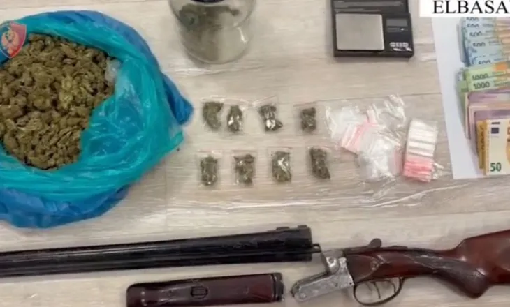Iu kapën 1.1 kg kanabis gati për shitje, armë dhe para, në kërkim 40-vjeçari në Elbasan