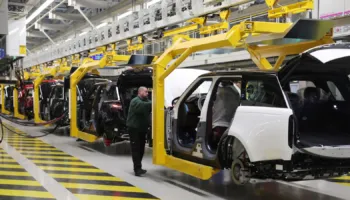 Jaguar Land Rover nis largimet vullnetare nga puna, synon të kursejë 1.7 miliardë paund