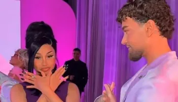 Jam rritur me Shqiptarët, Cardi B pozon me simbolin e shqiponjës dykrenare –