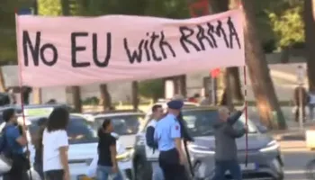 ‘Jo BE me Edi Ramën’/ Von der Leyen në Tiranë, Rama nxjerr forcat speciale kundër protestuesve