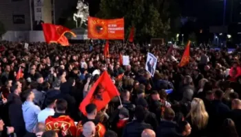 “Jo në emrin tim”/ Dënimet e ish-krerëve të UÇK-së, qytetarët kosovarë mblidhen për të 14-tën natë në Prishtinë dhe kërkojnë pafajësinë