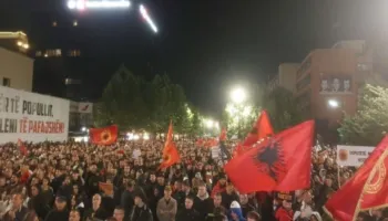 “Jo në emrin tim”- Mbahet dita e shtatë e protestës në Prishtinë, kundër vendimit të Speciales ndaj ish-krerëve të UÇK-së