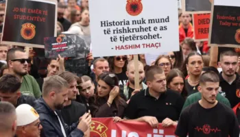 “Jo në emrin tim”! Protesta për UÇK-në në të gjitha qytetet e Kosovës, kulmi i valës më 1 tetor