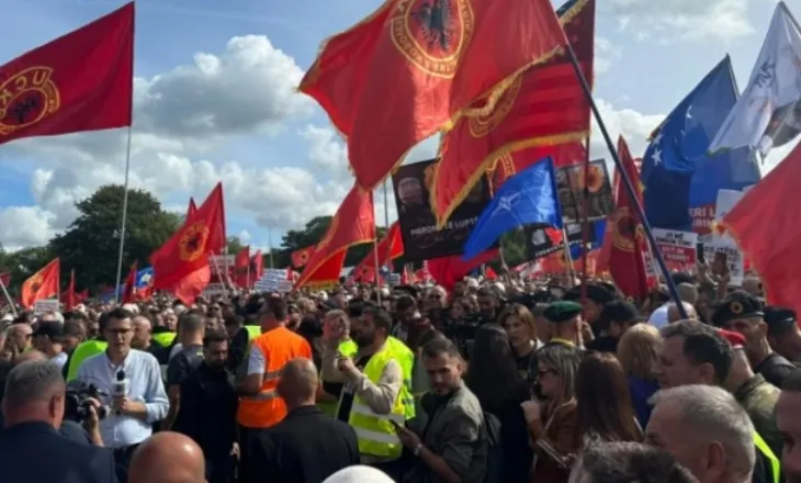 “Jo në emrin tim!”- Vijojnë protestat në Kosovë pas dënimit të ish-krerëve të UÇK: Gjykata Speciale e Hagës ka degraduar, janë të pafajshëm!