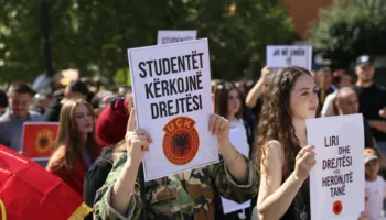 “Jo në emrin tonë!”/ Studentët në Prishtinë, marshim proteste në mbështetje të ish-krerëve të UÇK-së