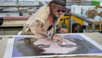 Johnny Depp hap ekspozitën e parë në Kinë, sjell në Shangai botën e tij artistike