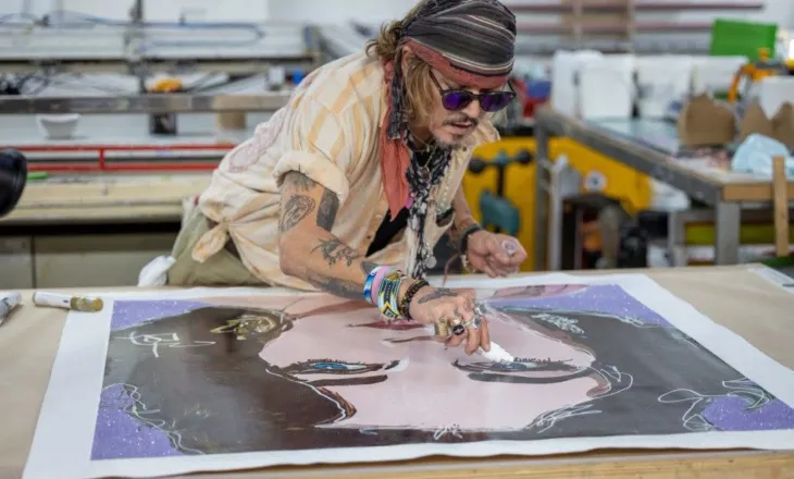 Johnny Depp hap ekspozitën e parë në Kinë, sjell në Shangai botën e tij artistike