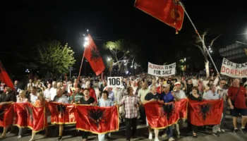 “Ju erdhi fundi!” – Protesta kundër qeverisë në ditën e 106-të, qytetarët nisin marshimin nëpër Tiranë: “Shqipëria kërkon revolucion!”
