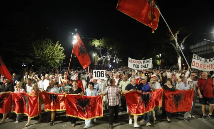 “Ju erdhi fundi!” – Protesta kundër qeverisë në ditën e 106-të, qytetarët nisin marshimin nëpër Tiranë: “Shqipëria kërkon revolucion!”