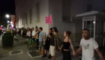  “Ju erdhi fundi”- Protestuesit rrethojnë në mënyrë simbolike godinën e Kryeministrisë