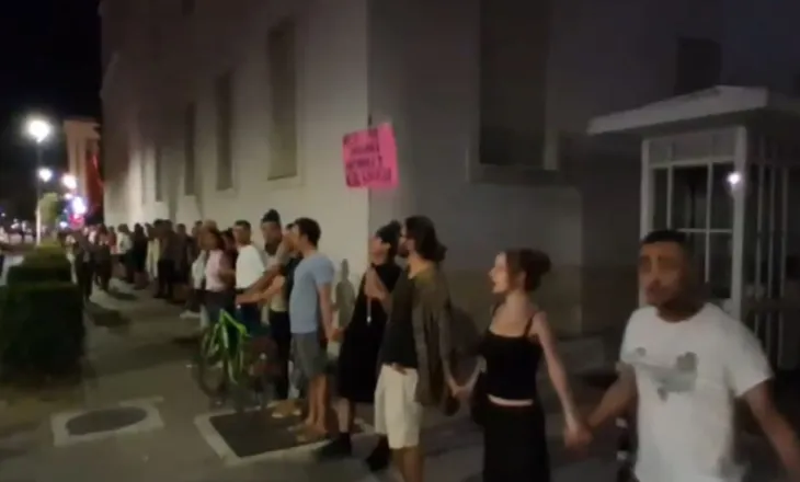  “Ju erdhi fundi”- Protestuesit rrethojnë në mënyrë simbolike godinën e Kryeministrisë