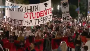 “Ju erdhi fundi!”- Qytetarët nisin marshimin nëpër rrugës e Tiranës: Studentët po bëjnë revolucion!