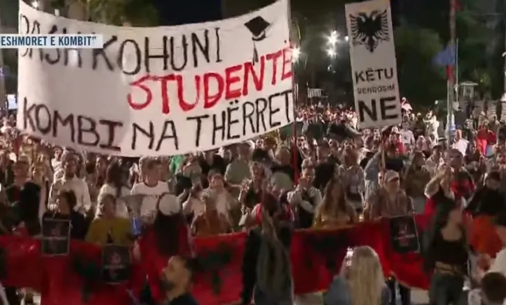 “Ju erdhi fundi!”- Qytetarët nisin marshimin nëpër rrugës e Tiranës: Studentët po bëjnë revolucion!