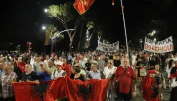 “Ju erdhi fundi”/ Sot dita e 111-të e protestës, qytetarët të vendosur deri në largimin e qeverisë: SPAK bëj gati prangat
