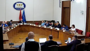 “Ka rënë shteti o bosa, e dini apo jo!” Demokratët dhe socialistët përplasen te komisioni i Ligjeve
