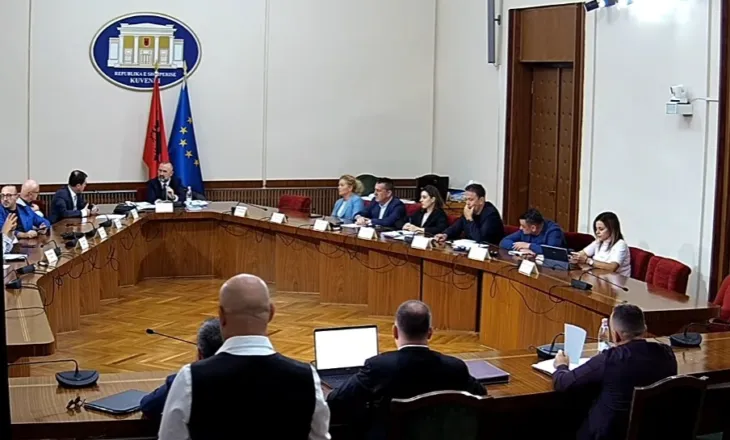“Ka rënë shteti o bosa, e dini apo jo!” Demokratët dhe socialistët përplasen te komisioni i Ligjeve