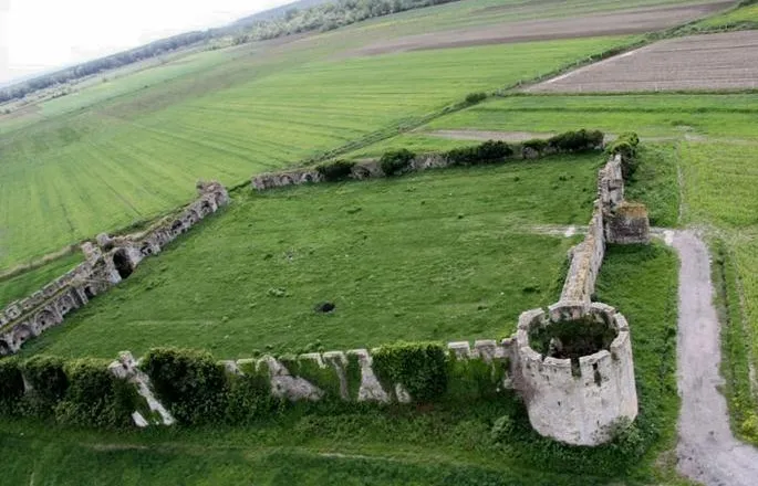 Kalaja e Bashtovës, e vetmja e ndërtuar në një fushë në Shqipëri