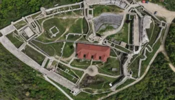 Kalaja e Prizrenit rihapet për vizitorët, disa pjesë mbeten të mbyllura