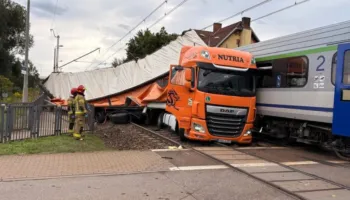 Kamioni përplaset nga treni në Poloni, disa persona marrin ndihmë mjekësore