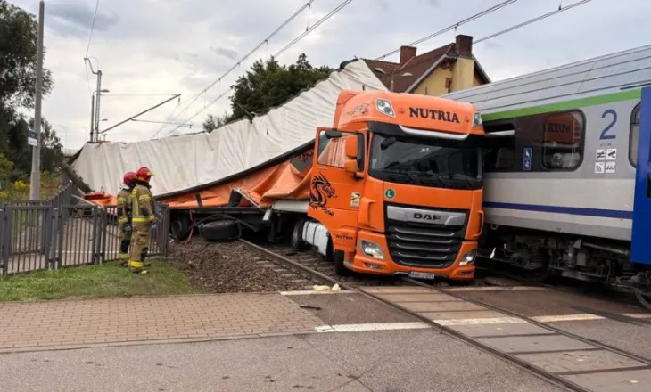 Kamioni përplaset nga treni në Poloni, disa persona marrin ndihmë mjekësore