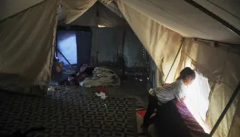 Kampi i ferrit në Siri/ Gratë e fëmijët jetojnë nën terror, plumbat shpojnë tendat natën