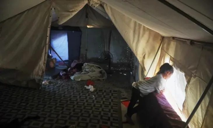 Kampi i ferrit në Siri/ Gratë e fëmijët jetojnë nën terror, plumbat shpojnë tendat natën