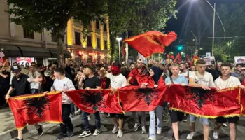 “Kanë shitur Shqipërinë”/ Protesta vijon në ditën e 105-të, thirrje për dorëheqjen e Ramës