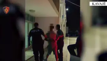 Kanos me kallashnikov 35-vjeçarin në Rrogozhinë, arrestohet i riu