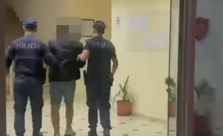 Kanos me pistoletë pas sherrit në Kavajë, arrestohet i dyshuari. Arma e rikthen në vendin e ngjarjes