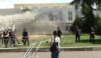 Kaos jashtë Kuvendit, protestuesit heqin gardhin metalit të vendosur nga policia
