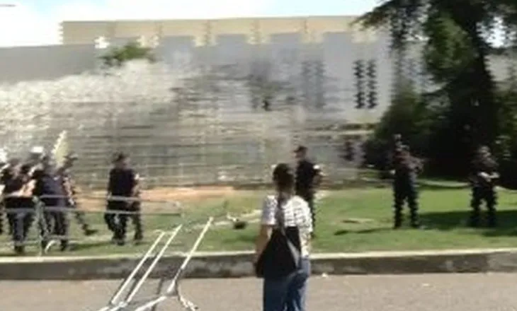 Kaos jashtë Kuvendit, protestuesit heqin gardhin metalit të vendosur nga policia