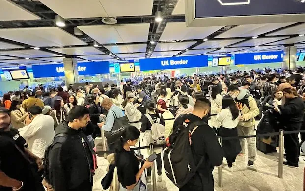 Kaos në aeroportet britanike, anulohen mbi 600 fluturime pas defektit në sistemin e kontrollit ajror, qindra mijëra pasagjerë orë të gjata pasigurie